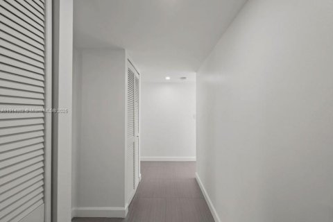Condo in Lauderhill, Florida, 2 bedrooms  № 2082453 - photo 8