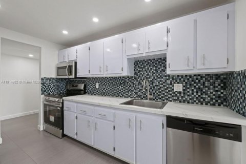 Condo in Lauderhill, Florida, 2 bedrooms  № 2082453 - photo 2