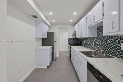 Condo in Lauderhill, Florida, 2 bedrooms  № 2082453
