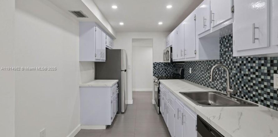 Condo in Lauderhill, Florida, 2 bedrooms  № 2082453