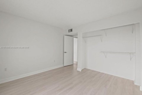 Condo in Lauderhill, Florida, 2 bedrooms  № 2082453 - photo 14