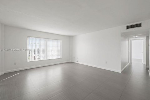 Condo in Lauderhill, Florida, 2 bedrooms  № 2082453 - photo 10