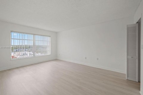 Condo in Lauderhill, Florida, 2 bedrooms  № 2082453 - photo 15