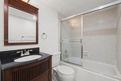 Condo in Lauderhill, Florida, 2 bedrooms  № 2082453 - photo 13