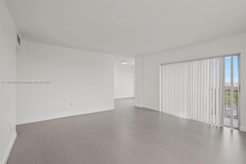 Condo in Lauderhill, Florida, 2 bedrooms  № 2082453 - photo 11