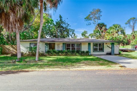 House in Merrit Island, Florida 4 bedrooms, 140.47 sq.m. № 1644057 - photo 1