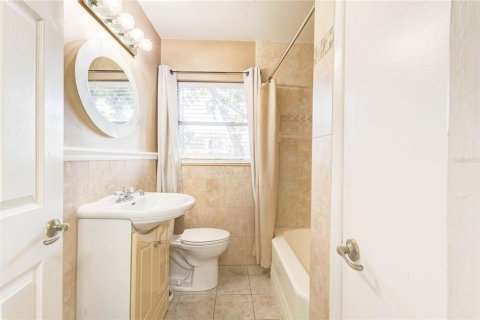 House in Merrit Island, Florida 4 bedrooms, 140.47 sq.m. № 1644057 - photo 6