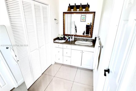 Villa ou maison à louer à Homestead, Floride: 6 chambres, 200.02 m2 № 2407267 - photo 22
