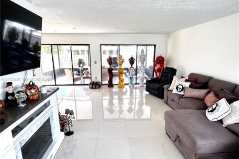 Villa ou maison à louer à Homestead, Floride: 6 chambres, 200.02 m2 № 2407267 - photo 2