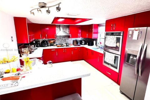 Villa ou maison à louer à Homestead, Floride: 6 chambres, 200.02 m2 № 2407267 - photo 5