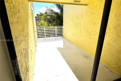 Villa ou maison à louer à Homestead, Floride: 6 chambres, 200.02 m2 № 2407267 - photo 23