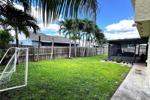 Villa ou maison à louer à Homestead, Floride: 6 chambres, 200.02 m2 № 2407267 - photo 15