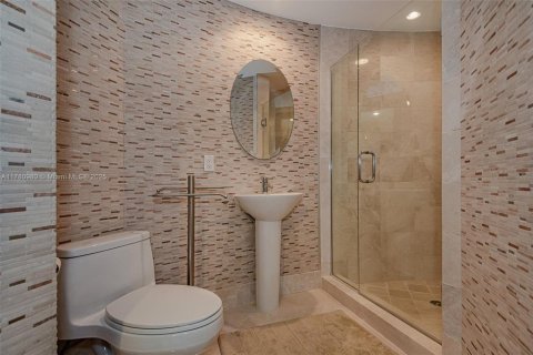 Condominio en venta en Sunny Isles Beach, Florida, 1 dormitorio, 103.12 m2 № 2022372 - foto 10