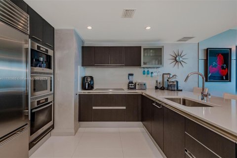 Condominio en venta en Sunny Isles Beach, Florida, 1 dormitorio, 103.12 m2 № 2022372 - foto 3