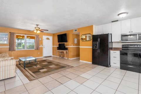 House in Port Charlotte, Florida 4 bedrooms, 109.81 sq.m. № 1769560 - photo 10