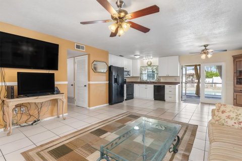 House in Port Charlotte, Florida 4 bedrooms, 109.81 sq.m. № 1769560 - photo 5