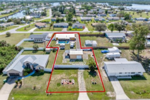 House in Port Charlotte, Florida 4 bedrooms, 109.81 sq.m. № 1769560 - photo 2
