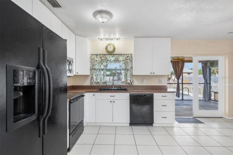 House in Port Charlotte, Florida 4 bedrooms, 109.81 sq.m. № 1769560 - photo 12