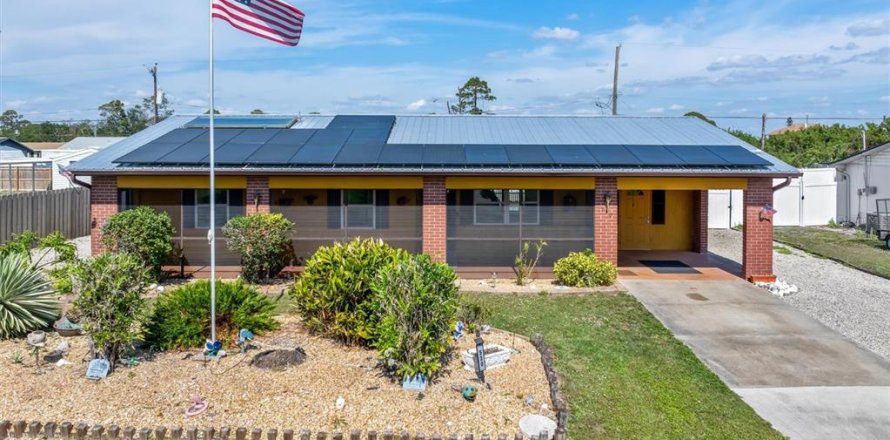 House in Port Charlotte, Florida 4 bedrooms, 109.81 sq.m. № 1769560