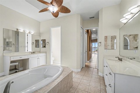 Casa en venta en Cape Coral, Florida, 3 dormitorios, 236.99 m2 № 2065859 - foto 23