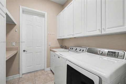 Casa en venta en Cape Coral, Florida, 3 dormitorios, 236.99 m2 № 2065859 - foto 16