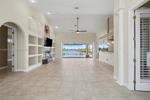 Casa en venta en Cape Coral, Florida, 3 dormitorios, 236.99 m2 № 2065859 - foto 5