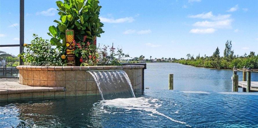 Casa en Cape Coral, Florida 3 dormitorios, 236.99 m2 № 2065859