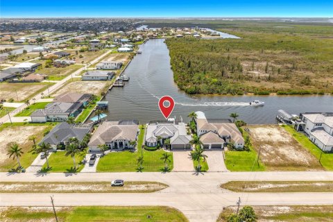 Casa en venta en Cape Coral, Florida, 3 dormitorios, 236.99 m2 № 2065859 - foto 2