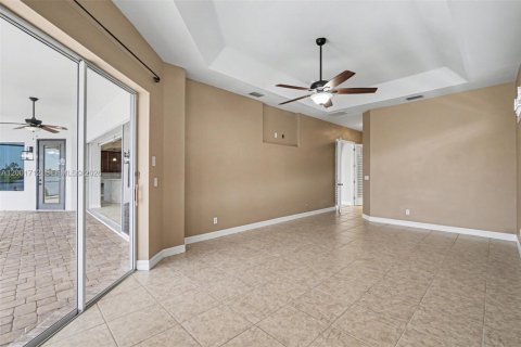 Casa en venta en Cape Coral, Florida, 3 dormitorios, 236.99 m2 № 2065859 - foto 17