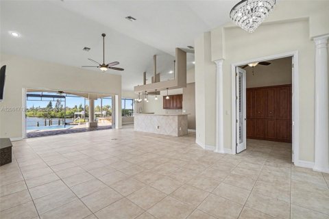Casa en venta en Cape Coral, Florida, 3 dormitorios, 236.99 m2 № 2065859 - foto 7
