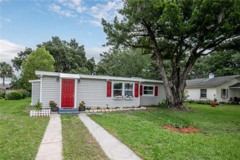 House in Umatilla, Florida 2 bedrooms, 119.57 sq.m. № 1771685 - photo 1