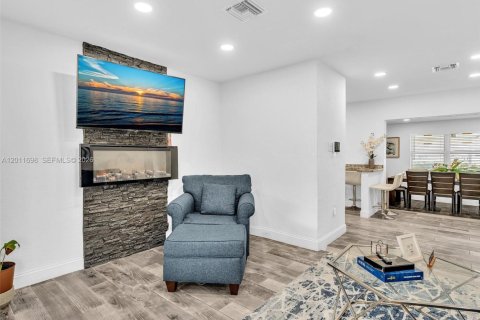 Villa ou maison à vendre à Hallandale Beach, Floride: 4 chambres, 156.17 m2 № 2075322 - photo 27