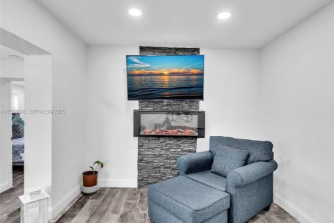 Villa ou maison à vendre à Hallandale Beach, Floride: 4 chambres, 156.17 m2 № 2075322 - photo 2