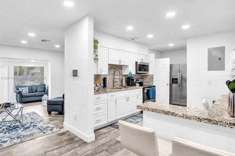 Villa ou maison à vendre à Hallandale Beach, Floride: 4 chambres, 156.17 m2 № 2075322 - photo 5