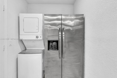 Villa ou maison à vendre à Hallandale Beach, Floride: 4 chambres, 156.17 m2 № 2075322 - photo 12