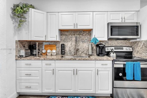 Villa ou maison à vendre à Hallandale Beach, Floride: 4 chambres, 156.17 m2 № 2075322 - photo 8