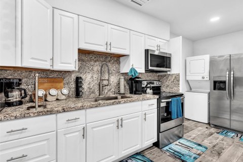 Villa ou maison à vendre à Hallandale Beach, Floride: 4 chambres, 156.17 m2 № 2075322 - photo 11