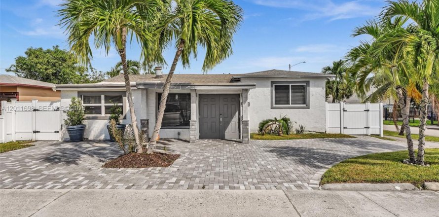 Villa ou maison à Hallandale Beach, Floride 4 chambres, 156.17 m2 № 2075322