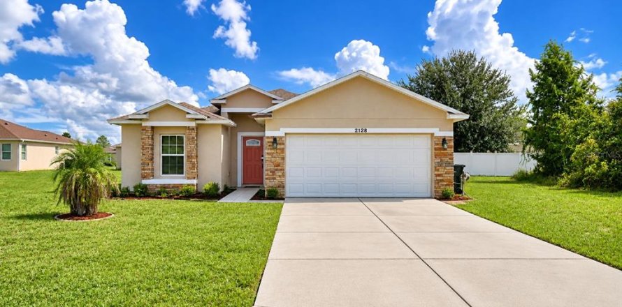 House in Poinciana, Florida 3 bedrooms, 120.77 sq.m. № 2393765