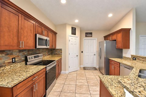 House in Poinciana, Florida 3 bedrooms, 120.77 sq.m. № 2393765 - photo 8