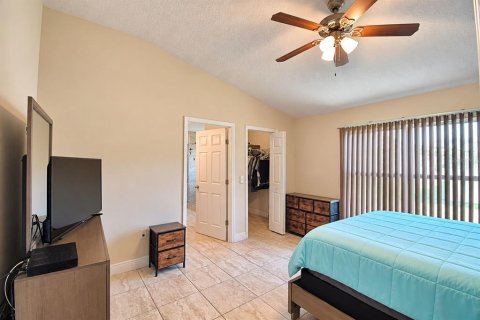 House in Poinciana, Florida 3 bedrooms, 120.77 sq.m. № 2393765 - photo 17