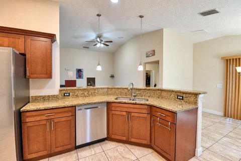 House in Poinciana, Florida 3 bedrooms, 120.77 sq.m. № 2393765 - photo 10