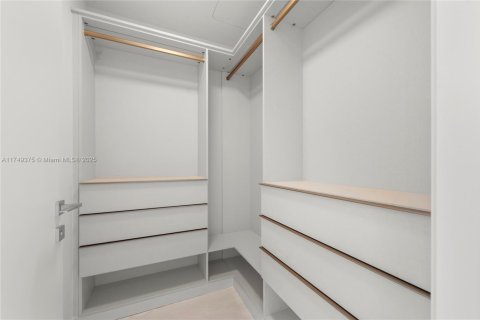 Condo in Miami, Florida, 3 bedrooms № 1983439 - photo 12