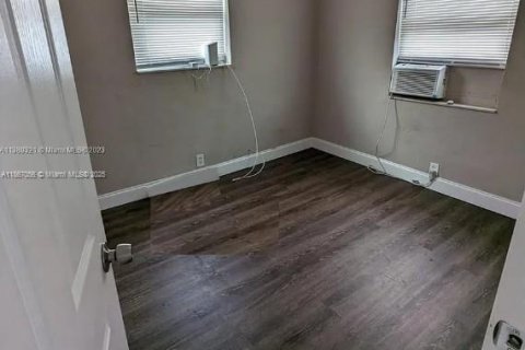 House in Opa-locka, Florida 2 bedrooms, 369.75 sq.m. № 1897428 - photo 5