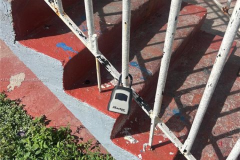 House in Opa-locka, Florida 2 bedrooms, 369.75 sq.m. № 1897428 - photo 7