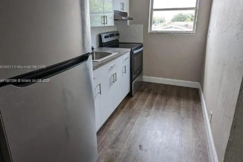 House in Opa-locka, Florida 2 bedrooms, 369.75 sq.m. № 1897428 - photo 2