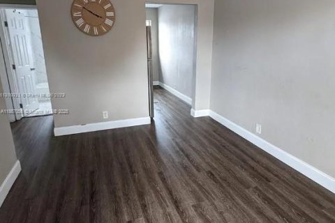 House in Opa-locka, Florida 2 bedrooms, 369.75 sq.m. № 1897428 - photo 1