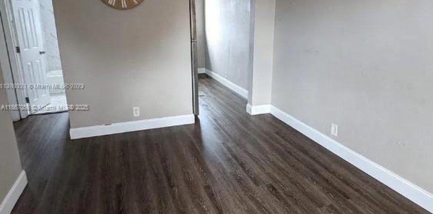 House in Opa-locka, Florida 2 bedrooms, 369.75 sq.m. № 1897428