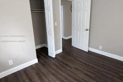 House in Opa-locka, Florida 2 bedrooms, 369.75 sq.m. № 1897428 - photo 4