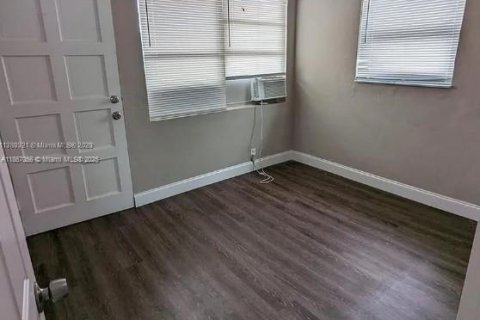 House in Opa-locka, Florida 2 bedrooms, 369.75 sq.m. № 1897428 - photo 3